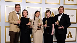 Peter Spears, Frances McDormand, Chloe Zhao, Mollye Asher et Dan Janvey, grands gagnants des Oscars avec "Nomadland", à Los Angeles, le 25 avril 2021