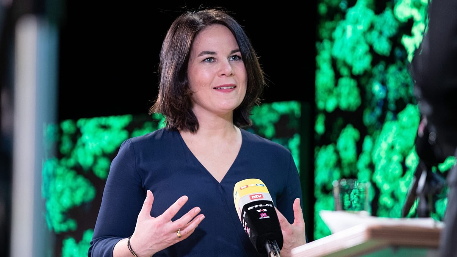 A német Zöldek kancellárjelöltje sajtótájékoztatót tart Berlinben 2021. április 19-én. 