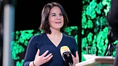 A német Zöldek kancellárjelöltje sajtótájékoztatót tart Berlinben 2021. április 19-én. 