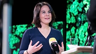 A német Zöldek kancellárjelöltje sajtótájékoztatót tart Berlinben 2021. április 19-én.