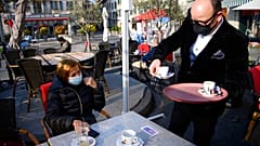 Café auf der Terrasse in der Schweiz - Symbolbild