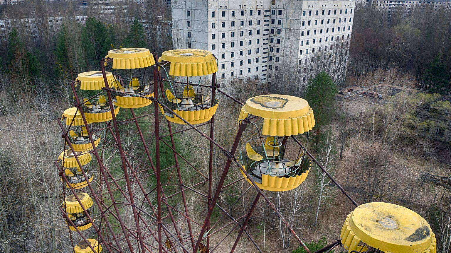 Un carrusel abandonado en el parque se ve la ciudad fantasma de Pripyat cerca de la planta nuclear de Chernobyl, Ucrania, el jueves 15 de abril de 2021.