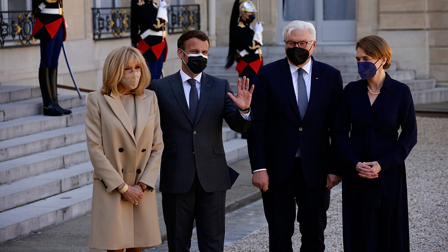 Brigitte und Emmanuel Macron, Frank-Walter Steinmeier und Elke Büttenbender in Paris