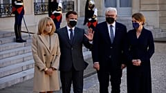 Brigitte und Emmanuel Macron, Frank-Walter Steinmeier und Elke Büttenbender in Paris