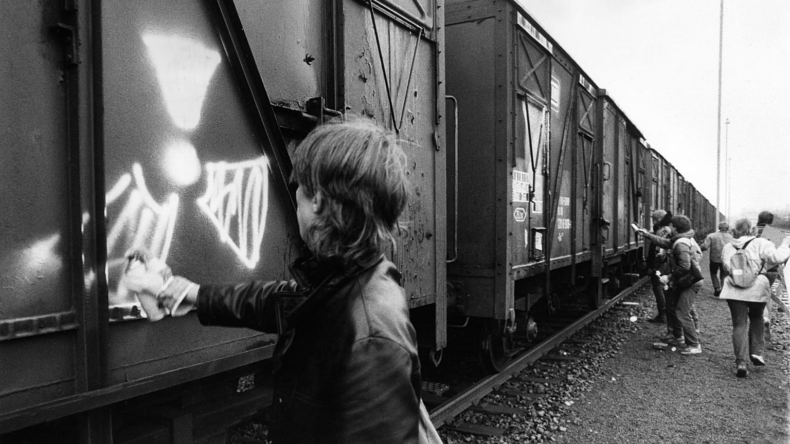 febbraio 1987: vagoni contenenti polveri contaminate sono contrassegnati come radioattivi a Brema, Germania del Nord,