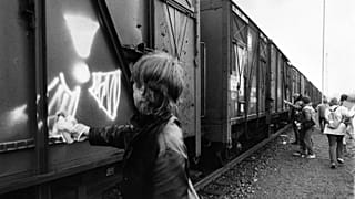 febbraio 1987: vagoni contenenti polveri contaminate sono contrassegnati come radioattivi a Brema, Germania del Nord,