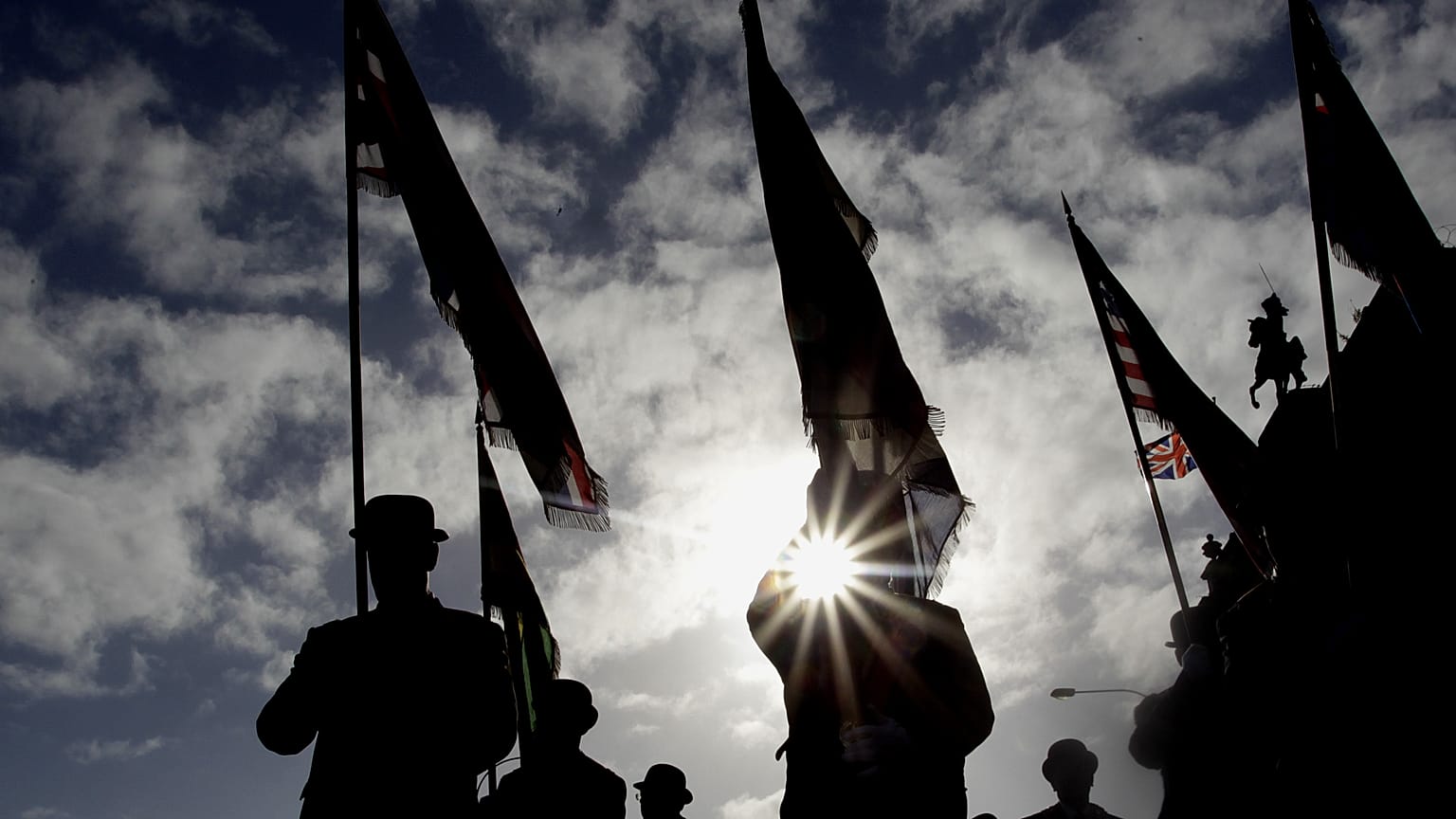 ARCHIVO: Miembros de la orden de Orange desfilan por el centro de Belfast, Irlanda del Norte, el sábado 29 de septiembre de 2012.