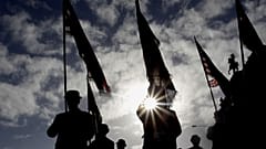 ARCHIVO: Miembros de la orden de Orange desfilan por el centro de Belfast, Irlanda del Norte, el sábado 29 de septiembre de 2012.