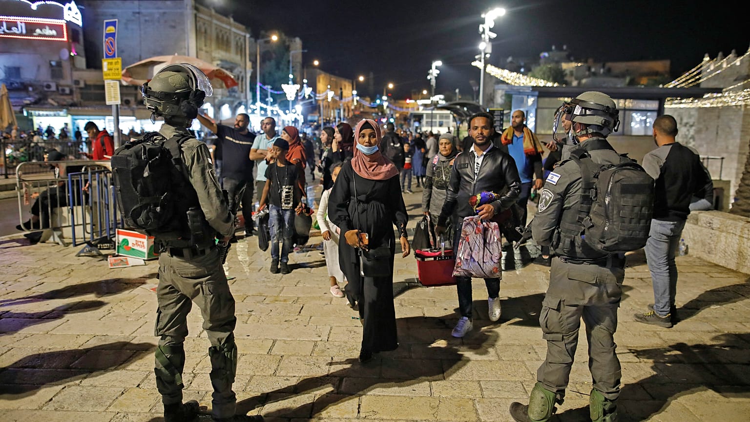 Gerusalemme Est, soldati israeliani e donne palestinesi