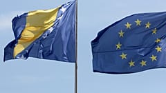 Bosna Hersek (solda) ve AB bayrakları