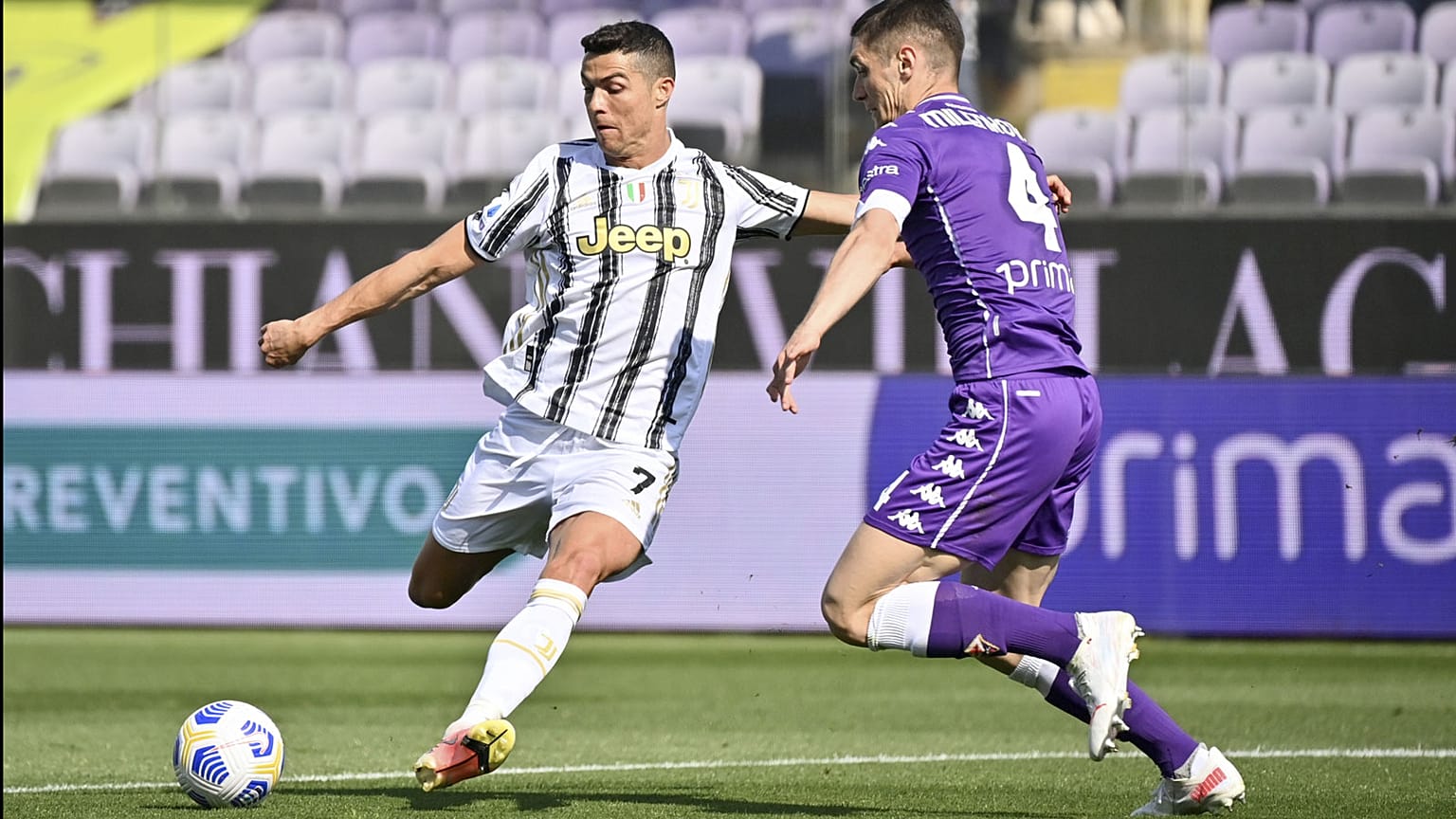 Cristiano Ronaldo et Nikola Milenković, lors de la rencontre de Serie A entre la Juventus et la Fiorentina, le 25 avril 2021 à Florence