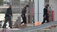 Varios migrantes son escoltados por la Guardia Civil tras llegar a la playa de Ceuta