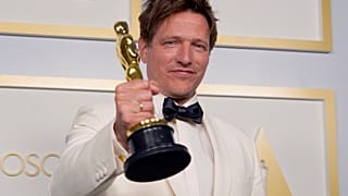المخرج الدنماركي توماس فينتربيرغ يحصل على جائزة أفضل فيلم روائي دولي عن "جولة أخرى"