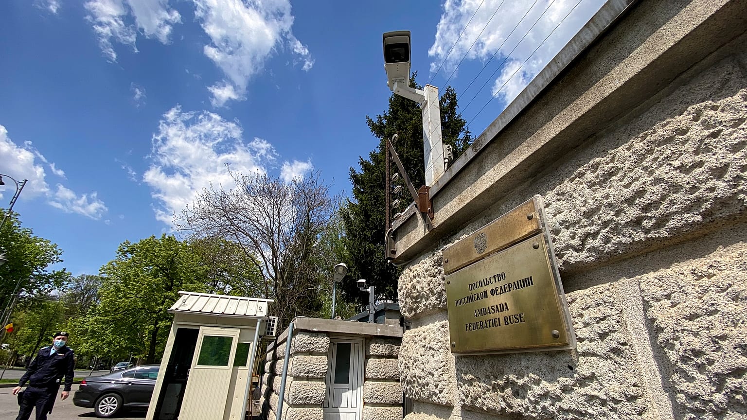 La Roumanie expulse à son tour un diplomate russe, la bataille continue entre Moscou et Prague