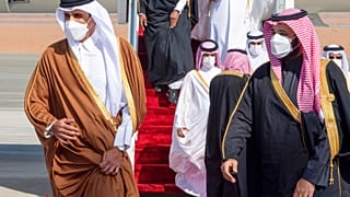 ولي العهد محمد بن سلمان (إلى اليمين) وهو يستقبل أمير قطر تميم بن حمد آل ثاني (إلى اليسار) عند وصوله إلى مدينة العلا السعودية- في 5 يناير 2021