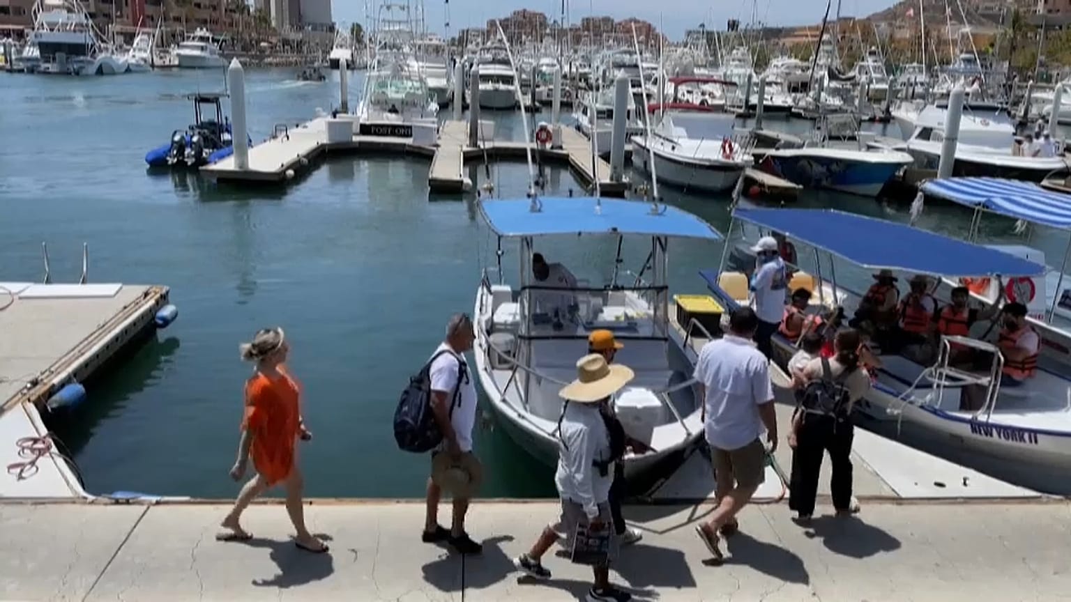 Turistas a punto de subir a un barco