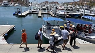 Turistas a punto de subir a un barco