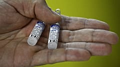 Arjantin'de Sputnik V aşısı tutan bir doktor