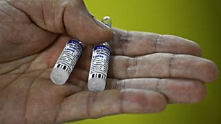 Arjantin'de Sputnik V aşısı tutan bir doktor