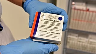 Az orosz Szputnyik V koronavírus elleni vakcina második adagjának ampullái a szolnoki Hetényi Géza Kórház oltópontján 2021. április 23-án.