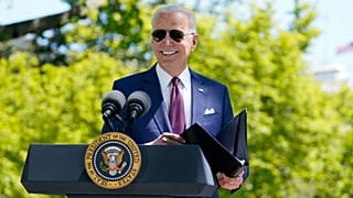 Joe Biden risponde alle domande dei cronisti sul prato della Casa Bianca, 27 aprile 2021