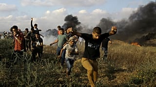 İsrail polisinin açtığı ateşten korunmaya çalışan Filistinli protestocular, Gazze. (arşiv)