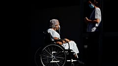 Betegszállítóra vár a 74 éves Elizabeth Nader és unokája a brasiliai HRAN kórház előtt