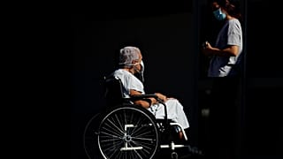 Betegszállítóra vár a 74 éves Elizabeth Nader és unokája a brasiliai HRAN kórház előtt
