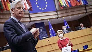 Head of the Task Force for Relations with the UK, Michel Barnier, flanked by European Commission President Ursula von der Leyen, in the EP