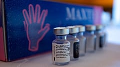 A Pfizer-BioNTech koronavírus elleni vakcinái Kálmáncsán, a Somogy Megyei Gondviselés Szociális Otthonban 2021. február 20-án.