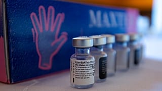 A Pfizer-BioNTech koronavírus elleni vakcinái Kálmáncsán, a Somogy Megyei Gondviselés Szociális Otthonban 2021. február 20-án.