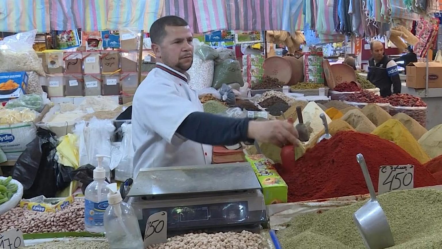 الغضب الاجتماعي يعمّق الأزمة السياسية في الجزائر