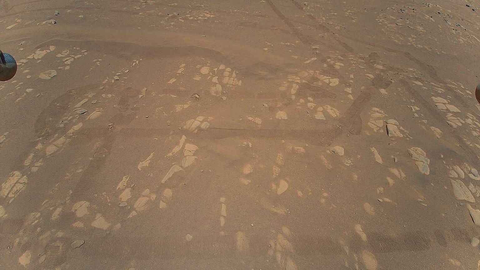 NASA'nın Mars'a indirdiği mini helikopter Ingenuity ilk fotoğraflarını gönderdi