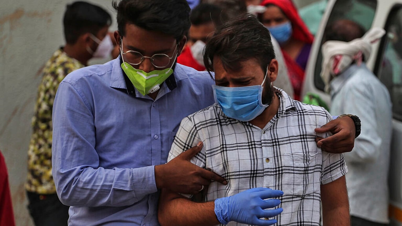 Trauende Angehörige einer oder eines Covid-19-Toten in Indien