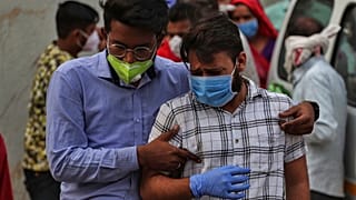 Trauende Angehörige einer oder eines Covid-19-Toten in Indien