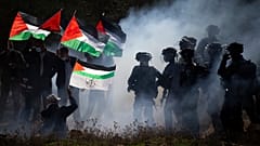 صدامات بين جنود إسرائيليين ومتظاهرين فلسطينيين خلال احتجاج على توسيع المستوطنات الإسرائيلية اليهودية قرب بلدة سلفيت في الضفة الغربية. 2020/12/03