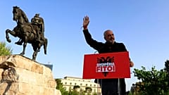 سخنرانی نخست‌وزیر آلبانی در جمع هوادارانش