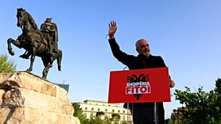 سخنرانی نخست‌وزیر آلبانی در جمع هوادارانش