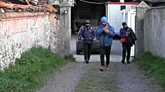 Migranten kraxeln über die Alpen