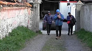 Mετανάστες διασχίζουν τις Άλπεις