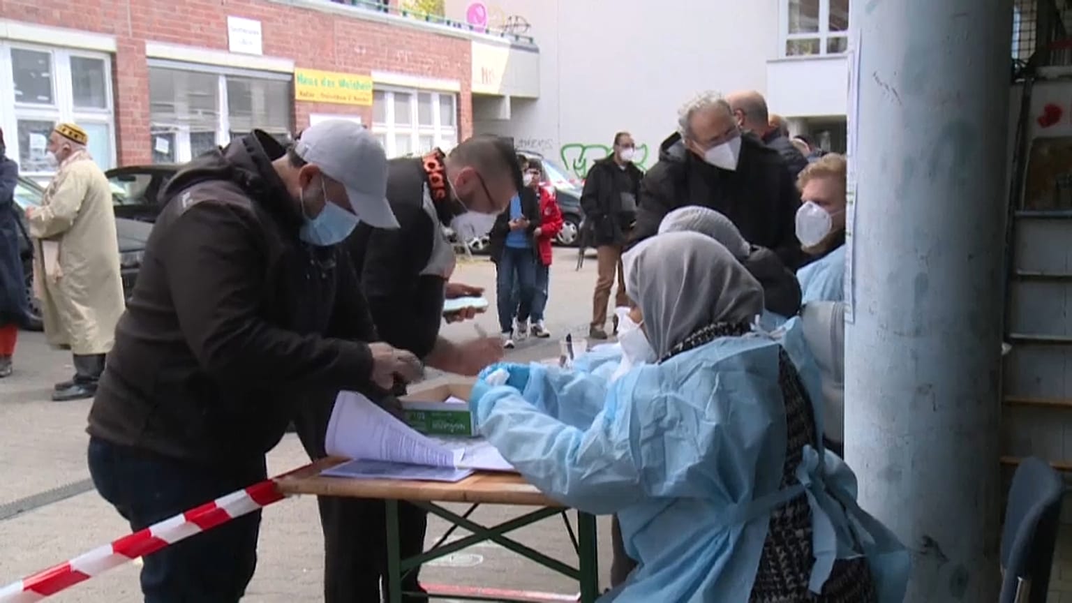 Vor einer Moschee in Berlin: Coronatest vor Ramadan-Gebeten