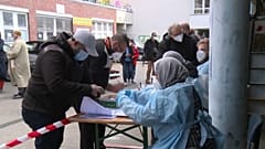 Vor einer Moschee in Berlin: Coronatest vor Ramadan-Gebeten