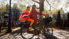 Menschen feiern den holländischen Königstag in Amsterdam