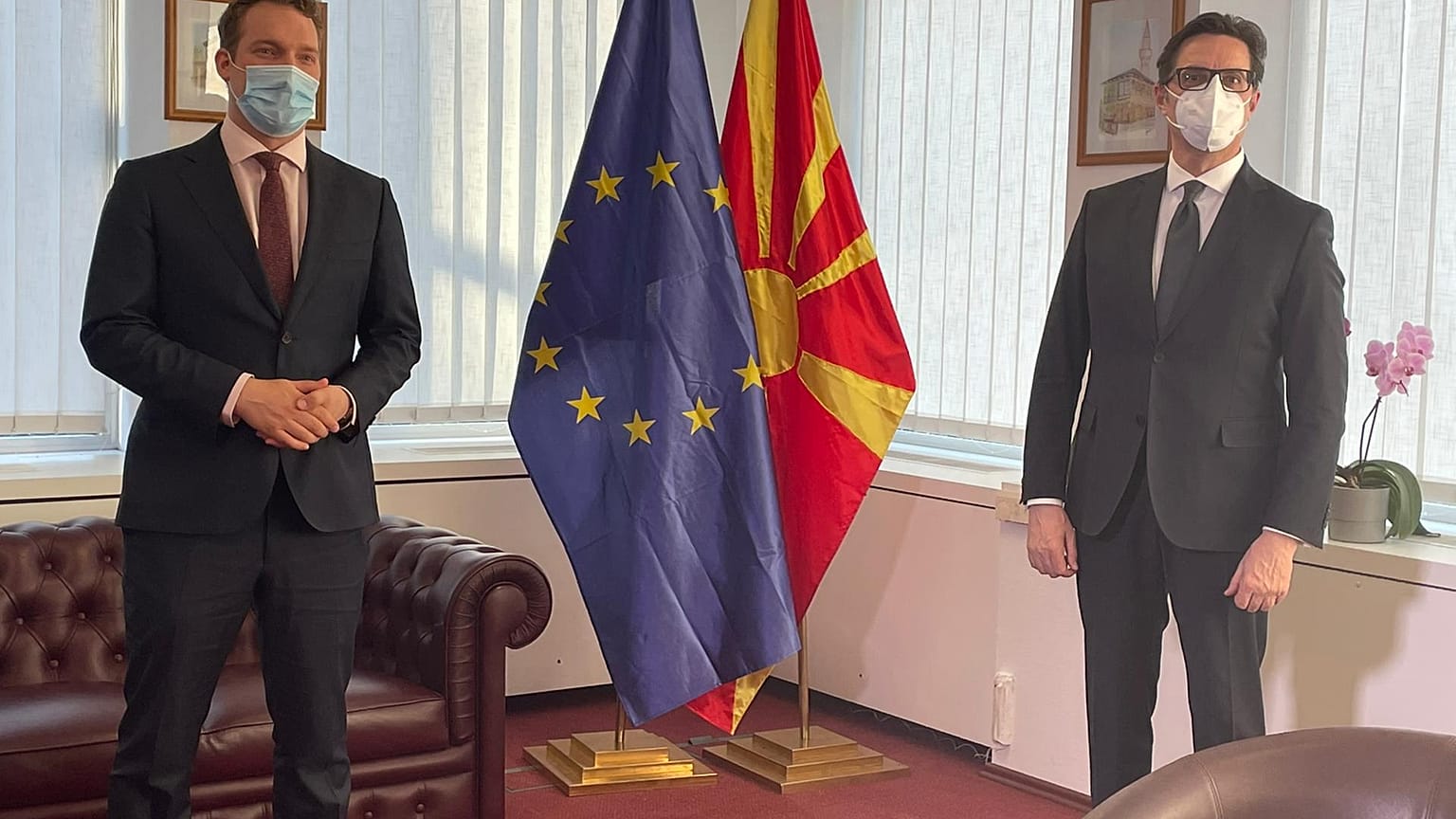 Presidente da Macedónia do Norte (dir.)