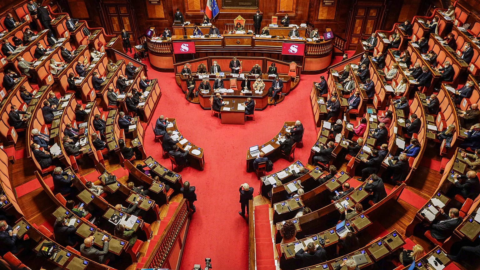 Avrupa Birliği Covid-19 kurtarma fonundan en büyük payı alan İtalya'da parlamento, hükümetin sunduğu kaynak kullanım planını onayladı.