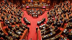 Avrupa Birliği Covid-19 kurtarma fonundan en büyük payı alan İtalya'da parlamento, hükümetin sunduğu kaynak kullanım planını onayladı.