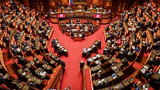 Avrupa Birliği Covid-19 kurtarma fonundan en büyük payı alan İtalya'da parlamento, hükümetin sunduğu kaynak kullanım planını onayladı.
