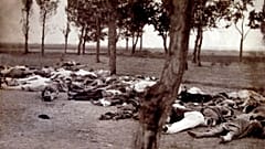 اجساد قربانیان نسل‌کشی ارامنه در ۲۵ کیلومتری ایروان، پایتخت ارمنستان؛ ۱۹۱۵