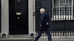 İngiltere Başbakanı Boris Johnson, Downing Street'deki başbakanlık konutu önünde