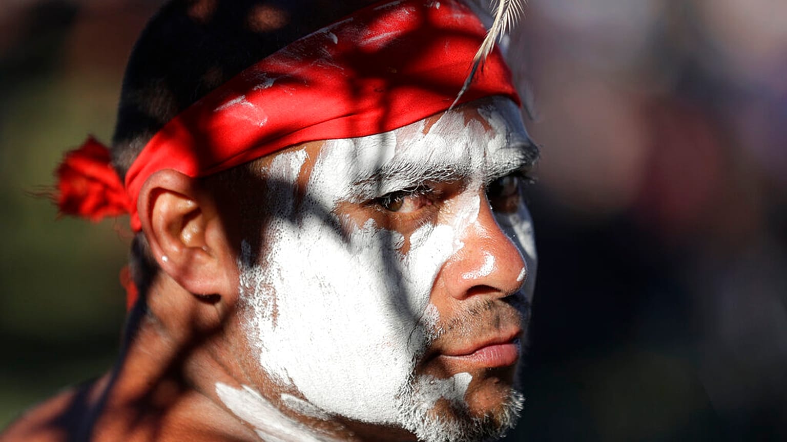 Egy aboriginal tánccsoport egyik tagja egy januári fesztiválon Sydney-ben
